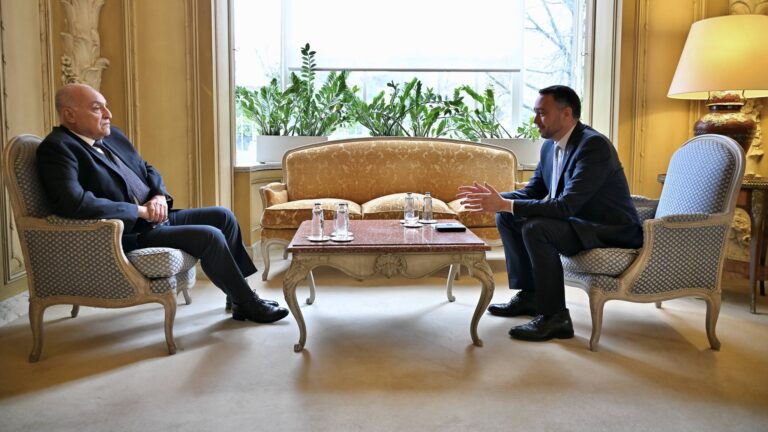 عطاف يبحث مع نظيره البلجيكي تعزيز التعاون ويوقع اتفاقين ببروكسل