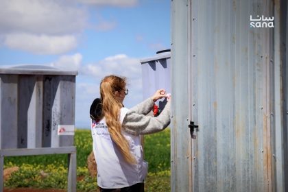 منظمة “أطباء بلا حدود” تقدم منظومة مياه وإصحاح بيئي للوافدين بريف درعا