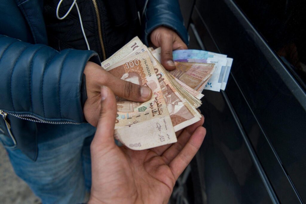“حرب” بنك المغرب على “الكاش”.. خطة شاملة لإنهاء هيمنة النقد وبناء منظومة أداء رقمية